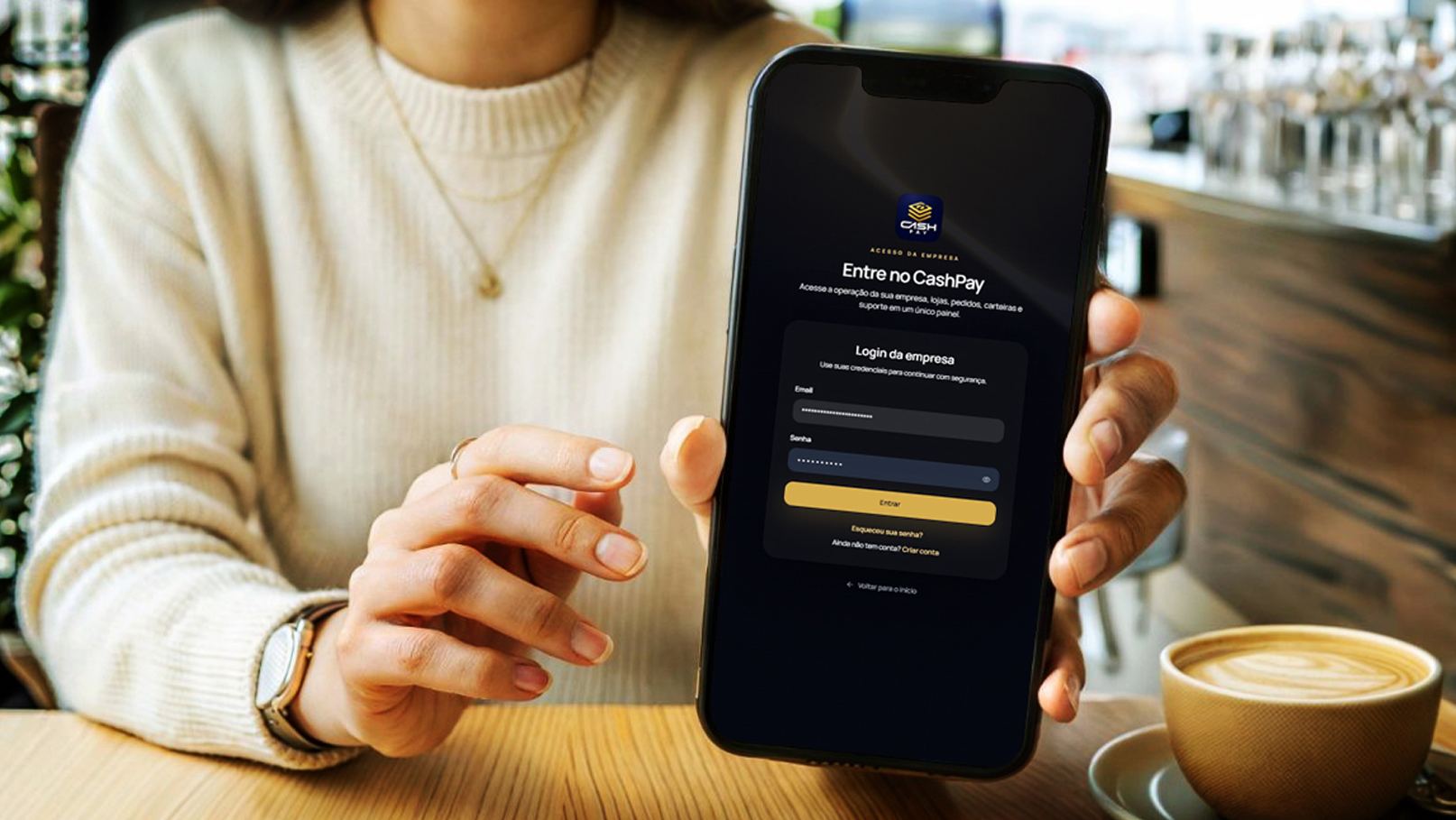 Usuária acessando o CashPay pelo celular